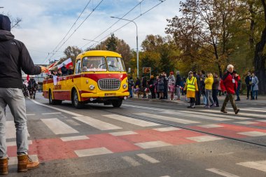 Wroclaw, Polonya - 11 Kasım 2023: 11 Kasım 'da Wroclaw şehir sokaklarında yürüyen güzel ve renkli Bağımsızlık Yürüyüşü