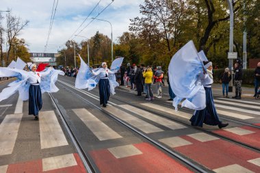 Wroclaw, Polonya - 11 Kasım 2023: 11 Kasım 'da Wroclaw şehir sokaklarında yürüyen güzel ve renkli Bağımsızlık Yürüyüşü