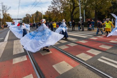 Wroclaw, Polonya - 11 Kasım 2023: 11 Kasım 'da Wroclaw şehir sokaklarında yürüyen güzel ve renkli Bağımsızlık Yürüyüşü