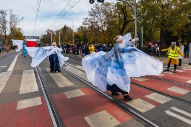 Wroclaw, Polonya - 11 Kasım 2023: 11 Kasım 'da Wroclaw şehir sokaklarında yürüyen güzel ve renkli Bağımsızlık Yürüyüşü