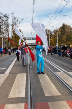Wroclaw, Polonya - 11 Kasım 2023: 11 Kasım 'da Wroclaw şehir sokaklarında yürüyen güzel ve renkli Bağımsızlık Yürüyüşü