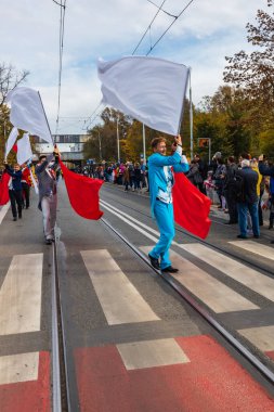 Wroclaw, Polonya - 11 Kasım 2023: 11 Kasım 'da Wroclaw şehir sokaklarında yürüyen güzel ve renkli Bağımsızlık Yürüyüşü