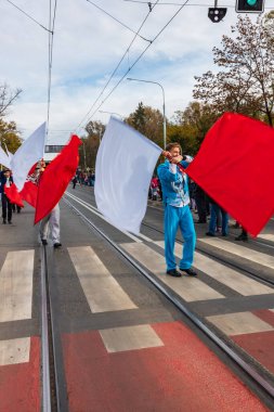 Wroclaw, Polonya - 11 Kasım 2023: 11 Kasım 'da Wroclaw şehir sokaklarında yürüyen güzel ve renkli Bağımsızlık Yürüyüşü