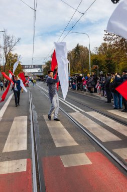 Wroclaw, Polonya - 11 Kasım 2023: 11 Kasım 'da Wroclaw şehir sokaklarında yürüyen güzel ve renkli Bağımsızlık Yürüyüşü