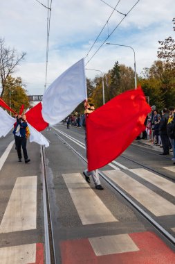 Wroclaw, Polonya - 11 Kasım 2023: 11 Kasım 'da Wroclaw şehir sokaklarında yürüyen güzel ve renkli Bağımsızlık Yürüyüşü