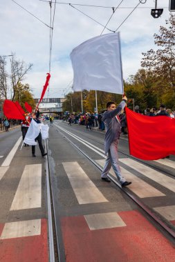 Wroclaw, Polonya - 11 Kasım 2023: 11 Kasım 'da Wroclaw şehir sokaklarında yürüyen güzel ve renkli Bağımsızlık Yürüyüşü