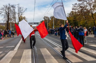 Wroclaw, Polonya - 11 Kasım 2023: 11 Kasım 'da Wroclaw şehir sokaklarında yürüyen güzel ve renkli Bağımsızlık Yürüyüşü