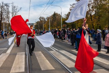 Wroclaw, Polonya - 11 Kasım 2023: 11 Kasım 'da Wroclaw şehir sokaklarında yürüyen güzel ve renkli Bağımsızlık Yürüyüşü