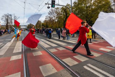 Wroclaw, Polonya - 11 Kasım 2023: 11 Kasım 'da Wroclaw şehir sokaklarında yürüyen güzel ve renkli Bağımsızlık Yürüyüşü
