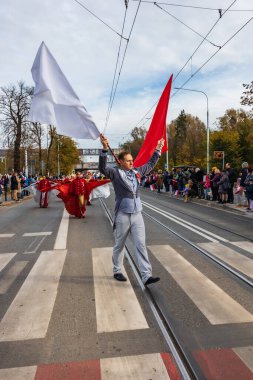 Wroclaw, Polonya - 11 Kasım 2023: 11 Kasım 'da Wroclaw şehir sokaklarında yürüyen güzel ve renkli Bağımsızlık Yürüyüşü