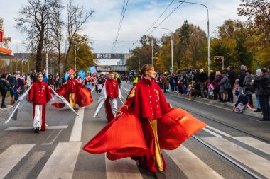 Wroclaw, Polonya - 11 Kasım 2023: 11 Kasım 'da Wroclaw şehir sokaklarında yürüyen güzel ve renkli Bağımsızlık Yürüyüşü
