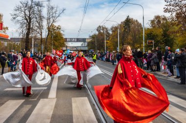 Wroclaw, Polonya - 11 Kasım 2023: 11 Kasım 'da Wroclaw şehir sokaklarında yürüyen güzel ve renkli Bağımsızlık Yürüyüşü