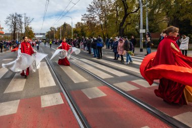 Wroclaw, Polonya - 11 Kasım 2023: 11 Kasım 'da Wroclaw şehir sokaklarında yürüyen güzel ve renkli Bağımsızlık Yürüyüşü