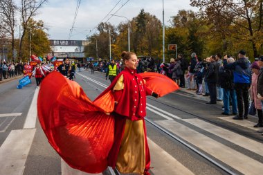 Wroclaw, Polonya - 11 Kasım 2023: 11 Kasım 'da Wroclaw şehir sokaklarında yürüyen güzel ve renkli Bağımsızlık Yürüyüşü