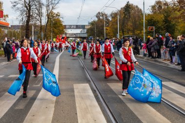 Wroclaw, Polonya - 11 Kasım 2023: 11 Kasım 'da Wroclaw şehir sokaklarında yürüyen güzel ve renkli Bağımsızlık Yürüyüşü