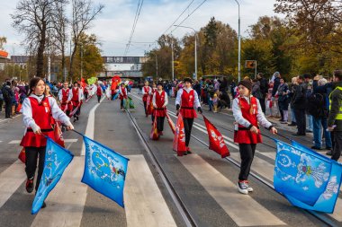 Wroclaw, Polonya - 11 Kasım 2023: 11 Kasım 'da Wroclaw şehir sokaklarında yürüyen güzel ve renkli Bağımsızlık Yürüyüşü