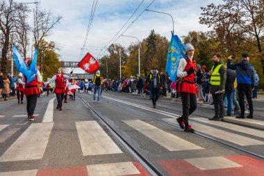 Wroclaw, Polonya - 11 Kasım 2023: 11 Kasım 'da Wroclaw şehir sokaklarında yürüyen güzel ve renkli Bağımsızlık Yürüyüşü