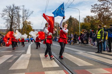Wroclaw, Polonya - 11 Kasım 2023: 11 Kasım 'da Wroclaw şehir sokaklarında yürüyen güzel ve renkli Bağımsızlık Yürüyüşü