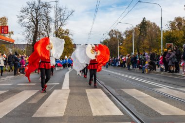 Wroclaw, Polonya - 11 Kasım 2023: 11 Kasım 'da Wroclaw şehir sokaklarında yürüyen güzel ve renkli Bağımsızlık Yürüyüşü