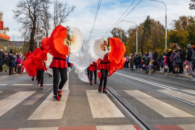 Wroclaw, Polonya - 11 Kasım 2023: 11 Kasım 'da Wroclaw şehir sokaklarında yürüyen güzel ve renkli Bağımsızlık Yürüyüşü