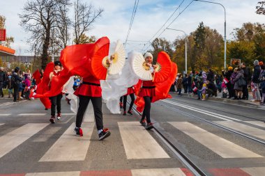 Wroclaw, Polonya - 11 Kasım 2023: 11 Kasım 'da Wroclaw şehir sokaklarında yürüyen güzel ve renkli Bağımsızlık Yürüyüşü