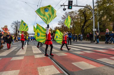 Wroclaw, Polonya - 11 Kasım 2023: 11 Kasım 'da Wroclaw şehir sokaklarında yürüyen güzel ve renkli Bağımsızlık Yürüyüşü