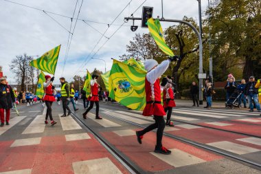 Wroclaw, Polonya - 11 Kasım 2023: 11 Kasım 'da Wroclaw şehir sokaklarında yürüyen güzel ve renkli Bağımsızlık Yürüyüşü