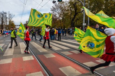 Wroclaw, Polonya - 11 Kasım 2023: 11 Kasım 'da Wroclaw şehir sokaklarında yürüyen güzel ve renkli Bağımsızlık Yürüyüşü