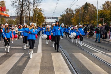 Wroclaw, Polonya - 11 Kasım 2023: 11 Kasım 'da Wroclaw şehir sokaklarında yürüyen güzel ve renkli Bağımsızlık Yürüyüşü