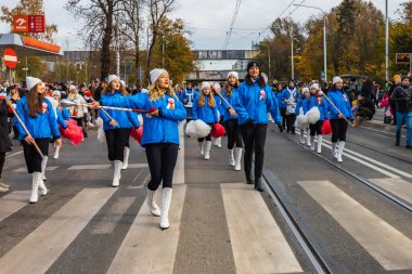 Wroclaw, Polonya - 11 Kasım 2023: 11 Kasım 'da Wroclaw şehir sokaklarında yürüyen güzel ve renkli Bağımsızlık Yürüyüşü