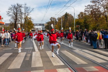 Wroclaw, Polonya - 11 Kasım 2023: 11 Kasım 'da Wroclaw şehir sokaklarında yürüyen güzel ve renkli Bağımsızlık Yürüyüşü