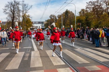 Wroclaw, Polonya - 11 Kasım 2023: 11 Kasım 'da Wroclaw şehir sokaklarında yürüyen güzel ve renkli Bağımsızlık Yürüyüşü