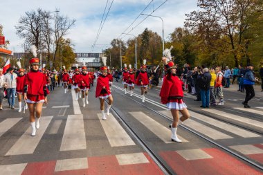 Wroclaw, Polonya - 11 Kasım 2023: 11 Kasım 'da Wroclaw şehir sokaklarında yürüyen güzel ve renkli Bağımsızlık Yürüyüşü