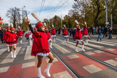 Wroclaw, Polonya - 11 Kasım 2023: 11 Kasım 'da Wroclaw şehir sokaklarında yürüyen güzel ve renkli Bağımsızlık Yürüyüşü
