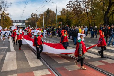 Wroclaw, Polonya - 11 Kasım 2023: 11 Kasım 'da Wroclaw şehir sokaklarında yürüyen güzel ve renkli Bağımsızlık Yürüyüşü