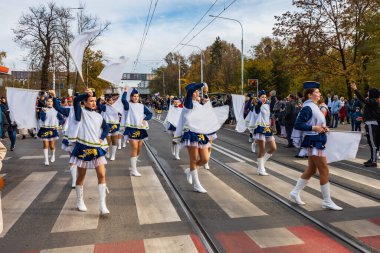 Wroclaw, Polonya - 11 Kasım 2023: 11 Kasım 'da Wroclaw şehir sokaklarında yürüyen güzel ve renkli Bağımsızlık Yürüyüşü