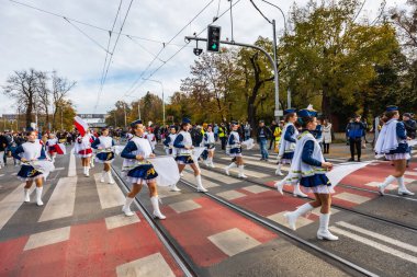 Wroclaw, Polonya - 11 Kasım 2023: 11 Kasım 'da Wroclaw şehir sokaklarında yürüyen güzel ve renkli Bağımsızlık Yürüyüşü