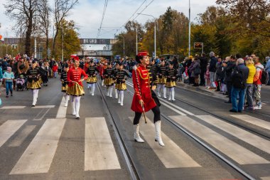 Wroclaw, Polonya - 11 Kasım 2023: 11 Kasım 'da Wroclaw şehir sokaklarında yürüyen güzel ve renkli Bağımsızlık Yürüyüşü