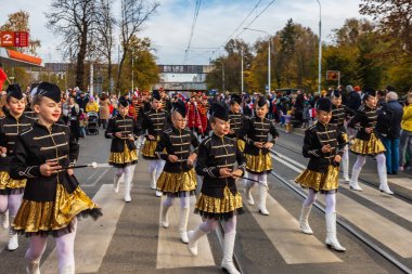 Wroclaw, Polonya - 11 Kasım 2023: 11 Kasım 'da Wroclaw şehir sokaklarında yürüyen güzel ve renkli Bağımsızlık Yürüyüşü