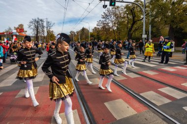 Wroclaw, Polonya - 11 Kasım 2023: 11 Kasım 'da Wroclaw şehir sokaklarında yürüyen güzel ve renkli Bağımsızlık Yürüyüşü