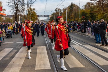 Wroclaw, Polonya - 11 Kasım 2023: 11 Kasım 'da Wroclaw şehir sokaklarında yürüyen güzel ve renkli Bağımsızlık Yürüyüşü