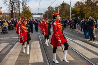 Wroclaw, Polonya - 11 Kasım 2023: 11 Kasım 'da Wroclaw şehir sokaklarında yürüyen güzel ve renkli Bağımsızlık Yürüyüşü