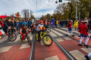 Wroclaw, Polonya - 11 Kasım 2023: 11 Kasım 'da Wroclaw şehir sokaklarında yürüyen güzel ve renkli Bağımsızlık Yürüyüşü