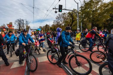 Wroclaw, Polonya - 11 Kasım 2023: 11 Kasım 'da Wroclaw şehir sokaklarında yürüyen güzel ve renkli Bağımsızlık Yürüyüşü