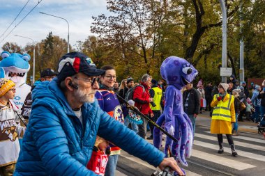 Wroclaw, Polonya - 11 Kasım 2023: 11 Kasım 'da Wroclaw şehir sokaklarında yürüyen güzel ve renkli Bağımsızlık Yürüyüşü