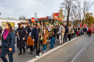 Wroclaw, Polonya - 11 Kasım 2023: 11 Kasım 'da Wroclaw şehir sokaklarında yürüyen güzel ve renkli Bağımsızlık Yürüyüşü