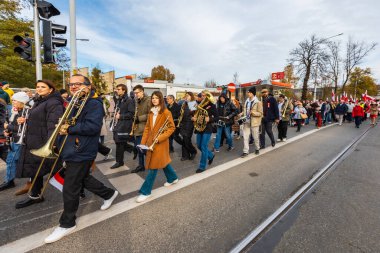 Wroclaw, Polonya - 11 Kasım 2023: 11 Kasım 'da Wroclaw şehir sokaklarında yürüyen güzel ve renkli Bağımsızlık Yürüyüşü