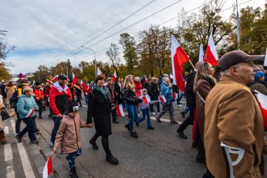 Wroclaw, Polonya - 11 Kasım 2023: 11 Kasım 'da Wroclaw şehir sokaklarında yürüyen güzel ve renkli Bağımsızlık Yürüyüşü