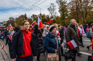 Wroclaw, Polonya - 11 Kasım 2023: 11 Kasım 'da Wroclaw şehir sokaklarında yürüyen güzel ve renkli Bağımsızlık Yürüyüşü