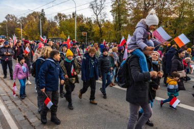 Wroclaw, Polonya - 11 Kasım 2023: 11 Kasım 'da Wroclaw şehir sokaklarında yürüyen güzel ve renkli Bağımsızlık Yürüyüşü